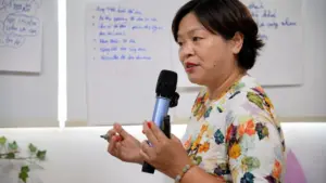Cha mẹ nóng giận có thể khiến trẻ học theo cách phản ứng tiêu cực. Chuyên gia hướng dẫn cách bình tĩnh, lắng nghe và kết nối với trẻ.