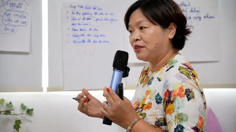 Cha mẹ nóng giận có thể khiến trẻ học theo cách phản ứng tiêu cực. Chuyên gia hướng dẫn cách bình tĩnh, lắng nghe và kết nối với trẻ.