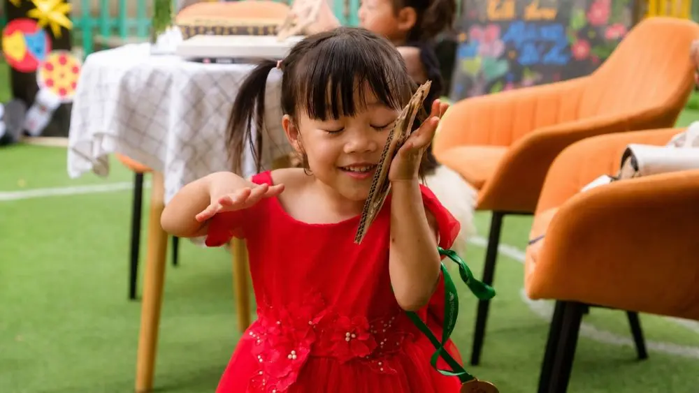 Trẻ dễ học theo cách cha mẹ thể hiện cảm xúc. Chuyên gia tâm lý phân tích cách người lớn ứng xử và tác động đến trẻ 0-6 tuổi.