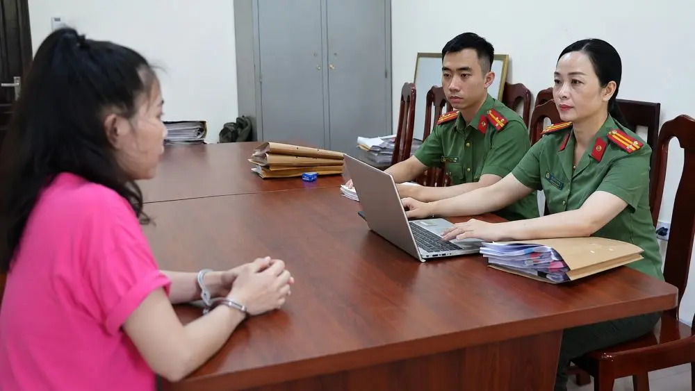 Cơ quan Công an lấy lời khai trong vụ dựng phòng khám xương khớp núp bóng spa, lừa gần 300 người, giao dịch hơn 9 tỷ đồng.
