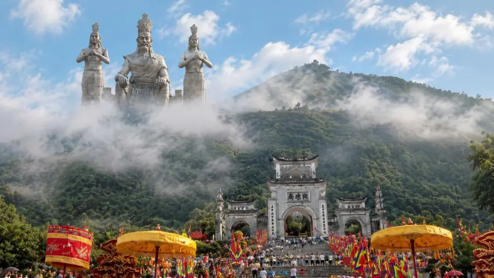 Hùng Huy Vương thành tâm cầu khấn Thần linh khi giặc Ân tiến đánh biên cương, mở đầu câu chuyện về Thánh Gióng và thiên mệnh ban nhân tài.