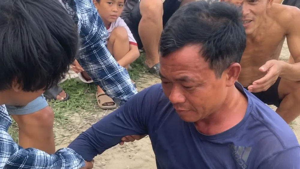 Người đàn ông Hà Tĩnh sống sót sau 10 giờ bơi trên biển khi bị sóng lớn cuốn ra gần 7km. Hành trình trở về bờ đầy bất ngờ.