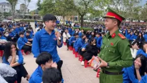 Mô hình "3 cùng" tại Nghệ An giúp tăng hiệu quả đồng hành, giáo dục thanh thiếu niên. Khám phá cách làm mang lại chuyển biến tích cực.