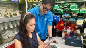 Hộ kinh doanh không bắt buộc ghi sổ kế toán bằng tay, được lưu trữ tài liệu kế toán điện tử hoặc bản giấy theo quy định mới.