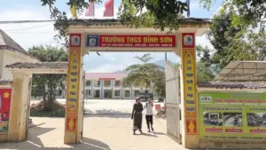 Hiệu trưởng Trường THCS Đỉnh Sơn ở Nghệ An bị khởi tố vì liên quan đường dây cá độ bóng đá qua mạng. Xem diễn biến vụ việc.