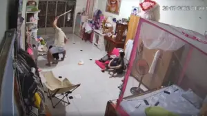 Người tình của mẹ nhiều lần đánh đập bé gái 11 tuổi, cơ quan công an đã khởi tố vụ án để điều tra hành vi bạo hành gây phẫn nộ.