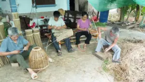 Nghề đan nơm tre ở làng Hoàng Tiến, Nghệ An được người dân gìn giữ và đưa sản phẩm lên mạng để mở rộng thị trường.