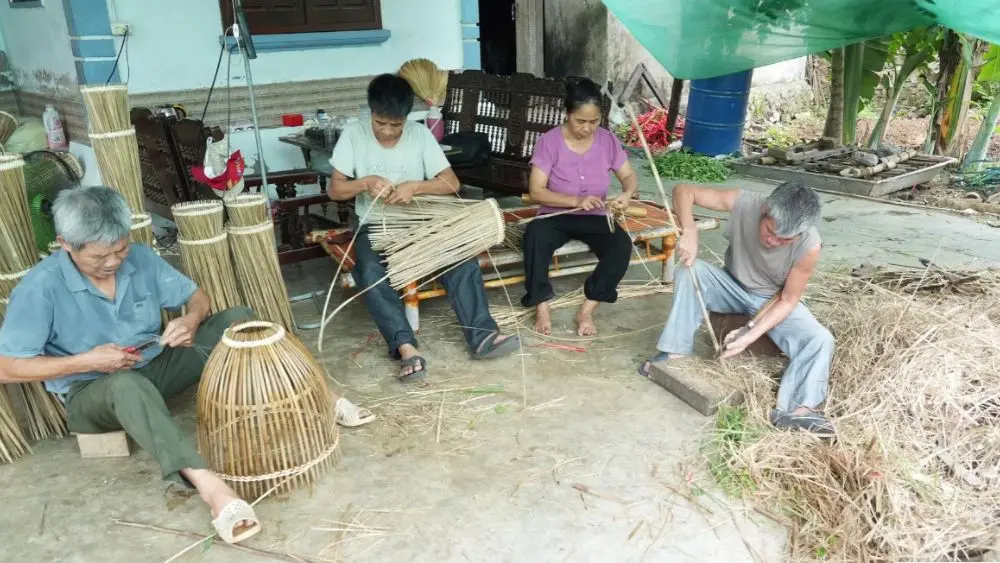 Nghề đan nơm tre ở làng Hoàng Tiến, Nghệ An được người dân gìn giữ và đưa sản phẩm lên mạng để mở rộng thị trường.