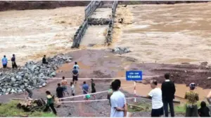 Mưa lũ cuốn trôi cầu tạm ở Mỹ Lý, Nghệ An, khiến hơn 400 hộ dân vùng biên bị chia cắt, giao thông và sinh hoạt gặp nhiều khó khăn.
