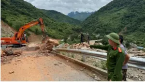 Nghệ An khắc phục điểm sạt lở trên tỉnh lộ 543D, cơ bản thông tuyến sau nhiều giờ ách tắc, nhưng nguy cơ sạt lở vẫn còn.