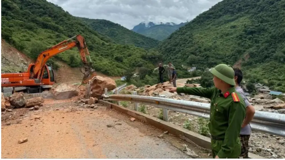Nghệ An khắc phục điểm sạt lở trên tỉnh lộ 543D, cơ bản thông tuyến sau nhiều giờ ách tắc, nhưng nguy cơ sạt lở vẫn còn.