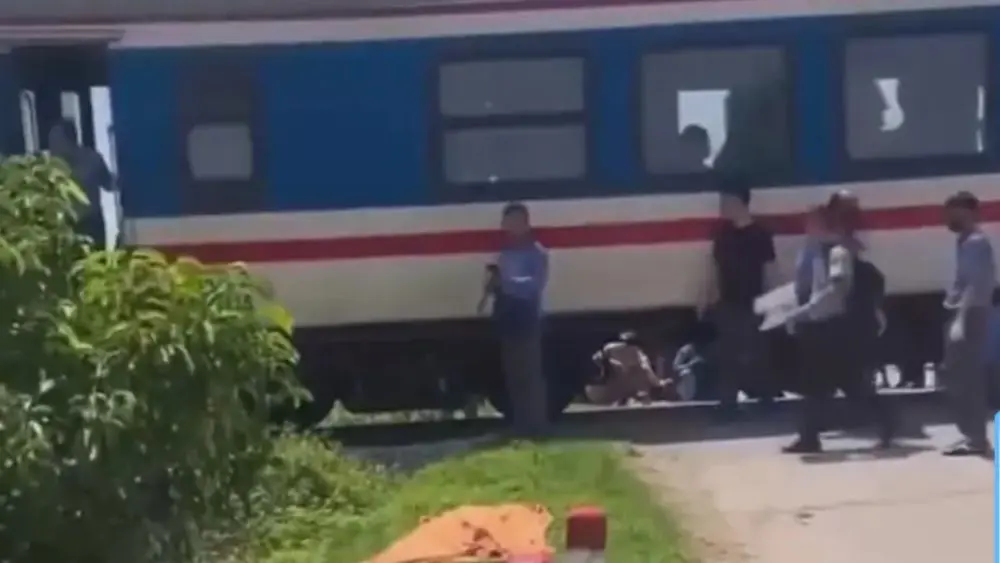 Cụ bà tử vong sau va chạm với tàu hỏa SE8 tại đường ngang ở xã Lam Thành, Nghệ An. Tàu chậm 25 phút.