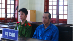 Lương Văn Hưng lĩnh 12 năm tù sau khi dùng kéo đâm người tình trọng thương vì bị đuổi khỏi nhà. Nạn nhân bị thương tật 63%.