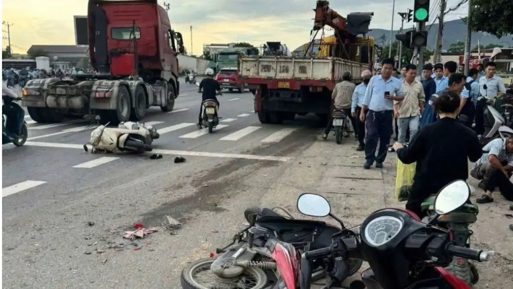 Ô tô tải tông nhiều xe máy đang dừng chờ đèn đỏ tại Hà Tĩnh, khiến 3 người bị thương. Cơ quan chức năng đang làm rõ nguyên nhân.