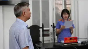 Nguyễn Ngọc Ngân, người lái Mercedes hành hung tài xế ở Hà Nội, bị tuyên 6 tháng tù. Xem diễn biến vụ án và lời hối hận tại tòa.