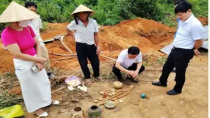 Khai quật mộ gạch cổ tại xã Kim Liên, Nghệ An, lực lượng chuyên môn phát hiện kiếm, đồ đất nung và tiền cổ. Xem chi tiết.