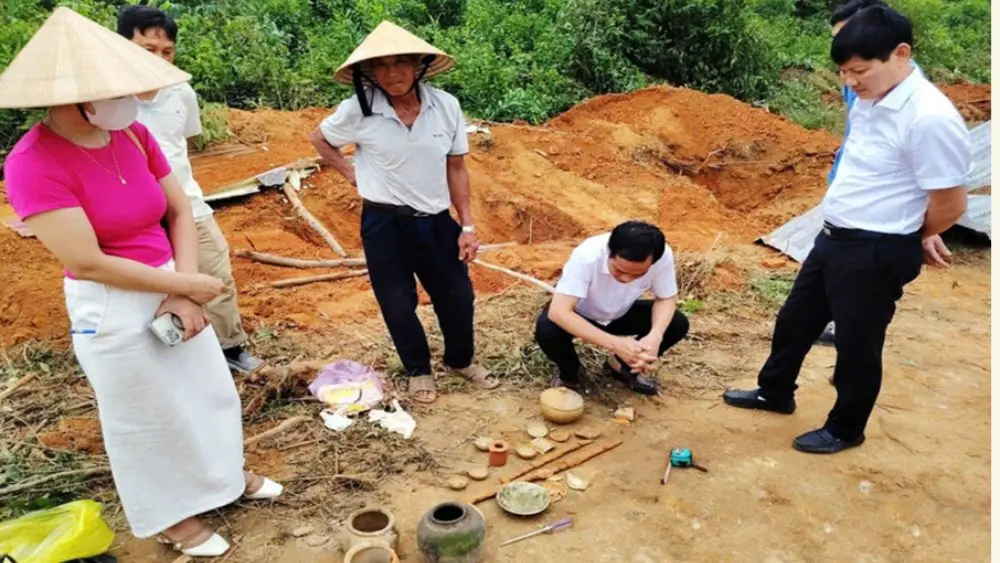 Khai quật mộ gạch cổ tại xã Kim Liên, Nghệ An, lực lượng chuyên môn phát hiện kiếm, đồ đất nung và tiền cổ. Xem chi tiết.