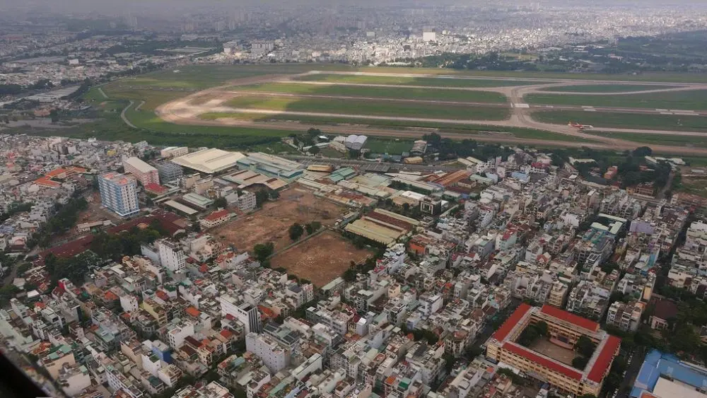 Tân Sơn Nhất giữa vòng vây UAV, diều khi nhà cửa san sát khiến việc phát hiện vật thể bay nhỏ, bảo đảm an toàn bay thêm khó khăn.
