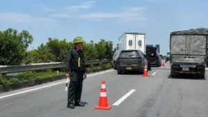 Tai nạn liên hoàn trên cao tốc Nội Bài - Lào Cai khiến 4 xe hư hỏng, giao thông ùn ứ hơn 1 km.