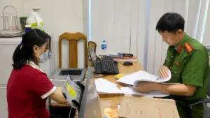 Nữ nhân viên phòng tiêm chủng trích xuất 4.097 tệp dữ liệu, thực hiện 176 giao dịch và thu lợi hơn 300 triệu đồng.