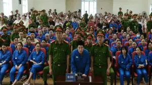 Ca sĩ Chi Dân cùng anh trai hầu tòa trong chuyên án VN10, liên quan cáo buộc tổ chức sử dụng trái phép chất ma túy.
