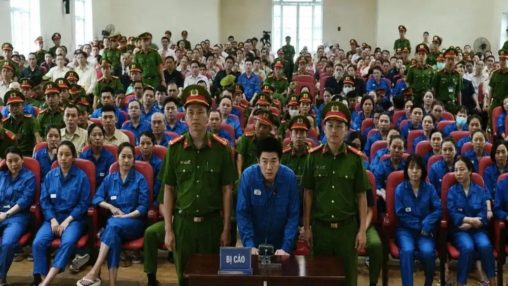 Ca sĩ Chi Dân cùng anh trai hầu tòa trong chuyên án VN10, liên quan cáo buộc tổ chức sử dụng trái phép chất ma túy.