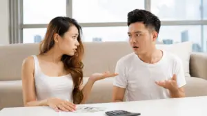 Tiền bạc trong hôn nhân trở thành nguyên nhân gây tổn thương khi người chồng liên tục nhắc lại vàng cưới và những khoản tiền từng đưa vợ.