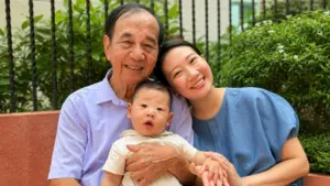 Bố 72 tuổi vượt 300km từ Nghệ An ra Hà Nội, ở nhà thông gia để giúp con gái chăm cháu ngoại, câu chuyện khiến nhiều người xúc động.
