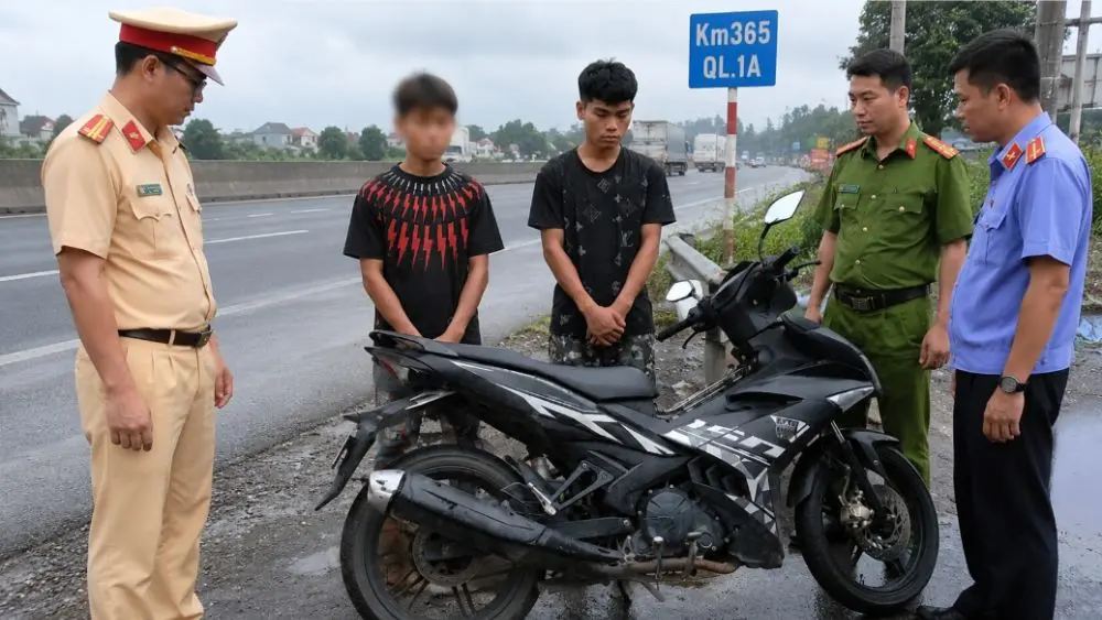 Hai đối tượng trộm xe máy ở Quảng Ninh, đưa về Nghệ An tìm người mua, đã bị khởi tố về hành vi trộm cắp tài sản.