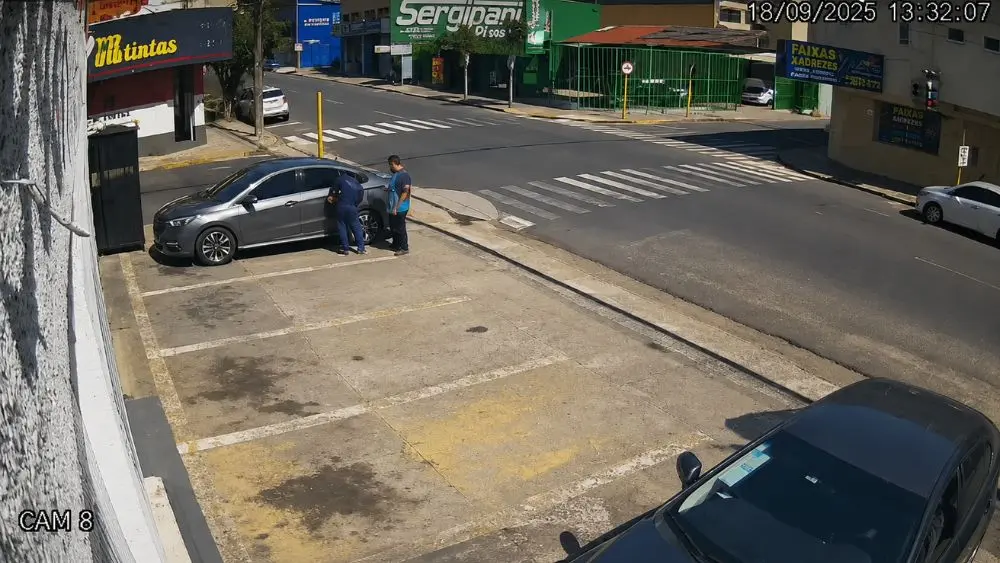 Ôtô bất ngờ đỗ gọn trong gara sau va chạm ở Brazil, tạo nên tình huống hi hữu khi xe không va vào hai ôtô bên cạnh.