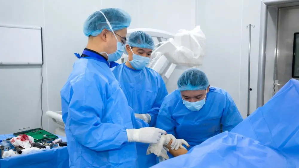 Bé gái 14 tuổi gãy xương cánh tay sau tai nạn xe đạp điện, hồi phục vận động sau 3 ngày nhờ kỹ thuật ít xâm lấn.