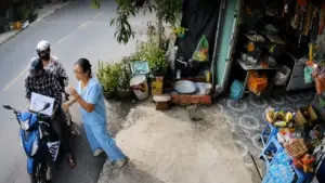 Đôi nhân tình bị cáo buộc nhiều lần dàn cảnh mua hàng, đánh lạc hướng chủ tiệm rồi lấy bia rời đi tại TP HCM.
