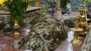 Đền Cô Đá ở Nghệ An gắn với khối đá tự nhiên được người dân gìn giữ và truyền lại nhiều câu chuyện dân gian.