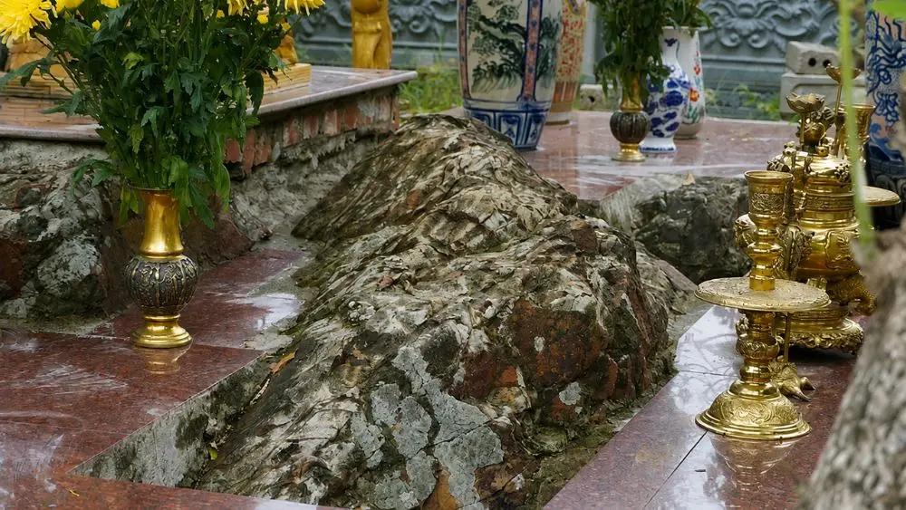 Đền Cô Đá ở Nghệ An gắn với khối đá tự nhiên được người dân gìn giữ và truyền lại nhiều câu chuyện dân gian.