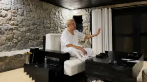 Không gian nhà hang của ông Đặng Lê Nguyên Vũ nổi bật với tường đá, nội thất tối màu và thiết kế hòa vào cảnh quan.