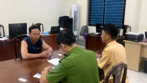 CSGT Huế phát hiện, bắt giữ Nguyễn Văn Thành, đối tượng bị truy nã về tội “Đánh bạc”, khi đang đi xe khách theo hướng Bắc - Nam.