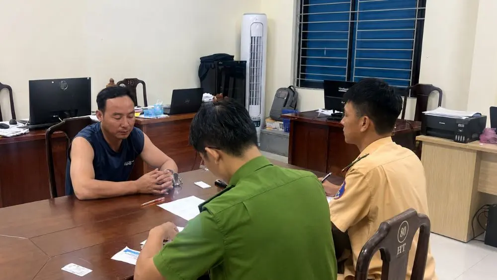 CSGT Huế phát hiện, bắt giữ Nguyễn Văn Thành, đối tượng bị truy nã về tội “Đánh bạc”, khi đang đi xe khách theo hướng Bắc - Nam.