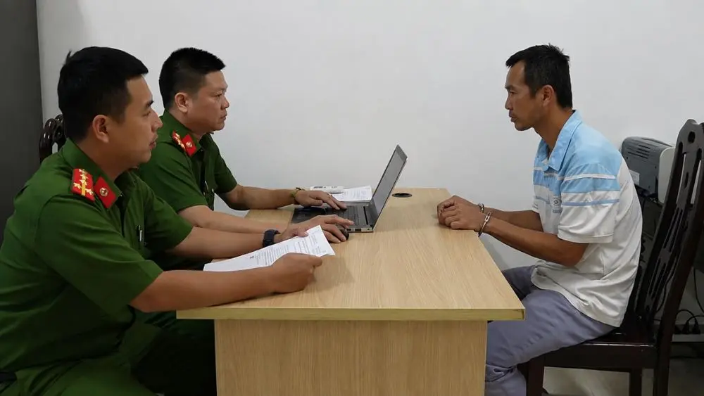 Công an làm việc với người đàn ông tại phòng làm việc, hình ảnh minh họa cho nội dung vụ việc.