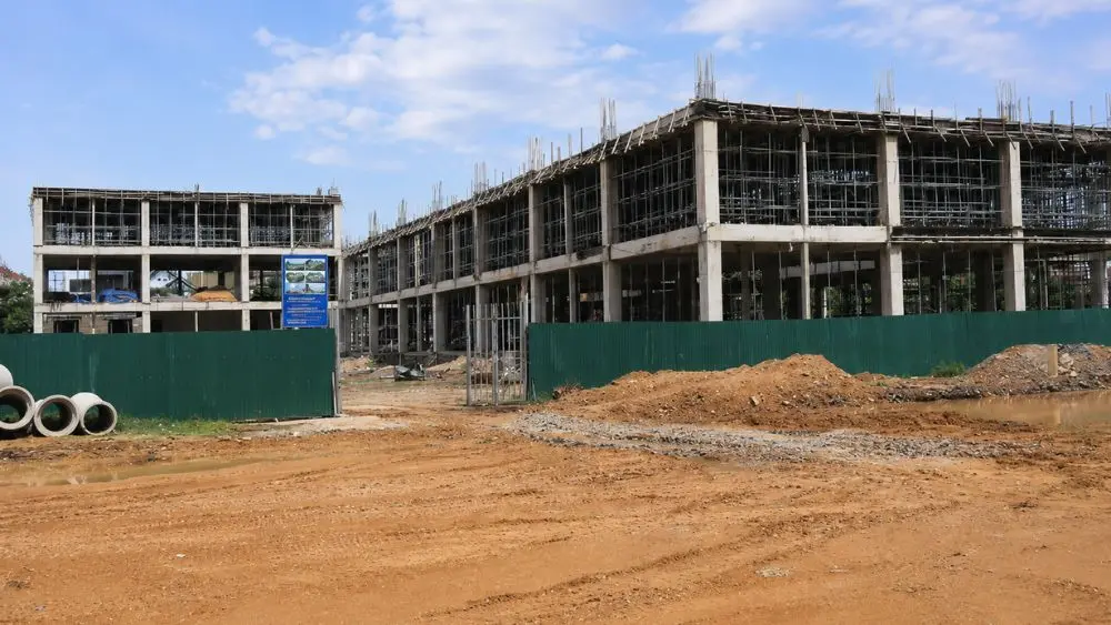 Nghệ An: Hàng ngàn học sinh vẫn phải học tại cơ sở thuê tạm khi trường mới chậm tiến độ.