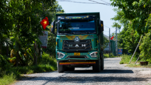 Đường Lê Ngọc Hân xuống cấp, mưa ngập, nắng bụi, xe tải nối đuôi khiến người dân gặp nhiều khó khăn khi đi lại.