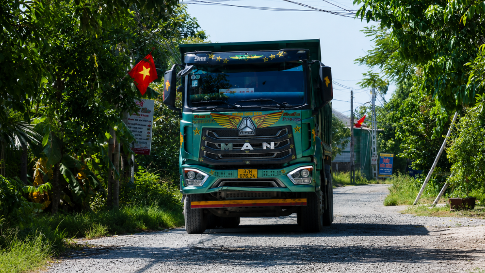 Đường Lê Ngọc Hân xuống cấp, mưa ngập, nắng bụi, xe tải nối đuôi khiến người dân gặp nhiều khó khăn khi đi lại.
