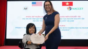 Đặng Thị Kim Oanh vượt qua mặc cảm, nỗ lực trao sinh kế và kết nối cơ hội, giúp người khuyết tật tự tin tạo giá trị cho cộng đồng.