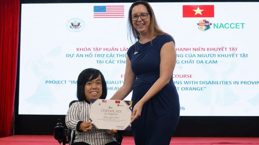 Đặng Thị Kim Oanh vượt qua mặc cảm, nỗ lực trao sinh kế và kết nối cơ hội, giúp người khuyết tật tự tin tạo giá trị cho cộng đồng.