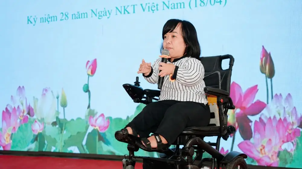 Đặng Thị Kim Oanh vượt mặc cảm, kết nối nguồn lực và trao sinh kế, giúp người khuyết tật tự tin tạo thu nhập, vươn lên trong cuộc sống.