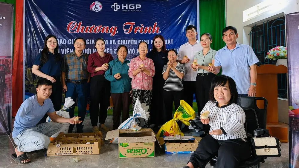 Đặng Thị Kim Oanh trao sinh kế cho người khuyết tật qua mô hình chăn nuôi, giúp các hộ có thêm thu nhập và tự tin vươn lên.