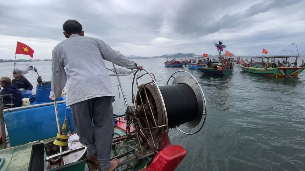 Giông gió đánh chìm hai tàu cá gần cảng Cửa Lò, 4 thuyền viên được tàu cá đi cùng ứng cứu an toàn.