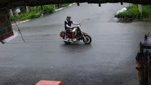 Bệnh nhân tâm thần trốn viện, lấy xe máy của người dân bỏ chạy ở Đắk Lắk trước khi bị công an phát hiện, khống chế.