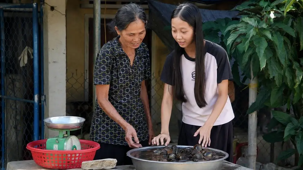 Thới Ngọc Trân Châu, cô gái mồ côi cha từ nhỏ, vượt khó học giỏi và trở thành thủ khoa ngành Sư phạm Ngữ văn tại Đại học Phạm Văn Đồng.