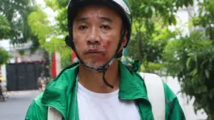 Tướng cướp Hoàng "Bác sĩ" bị bắt sau gần hai thập niên lẩn trốn vì hành vi giật túi xách. Xem diễn biến vụ việc và thông tin mới nhất.