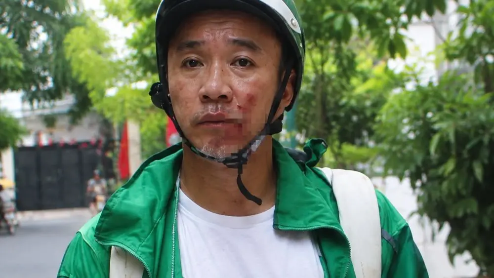 Tướng cướp Hoàng "Bác sĩ" bị bắt sau gần hai thập niên lẩn trốn vì hành vi giật túi xách. Xem diễn biến vụ việc và thông tin mới nhất.